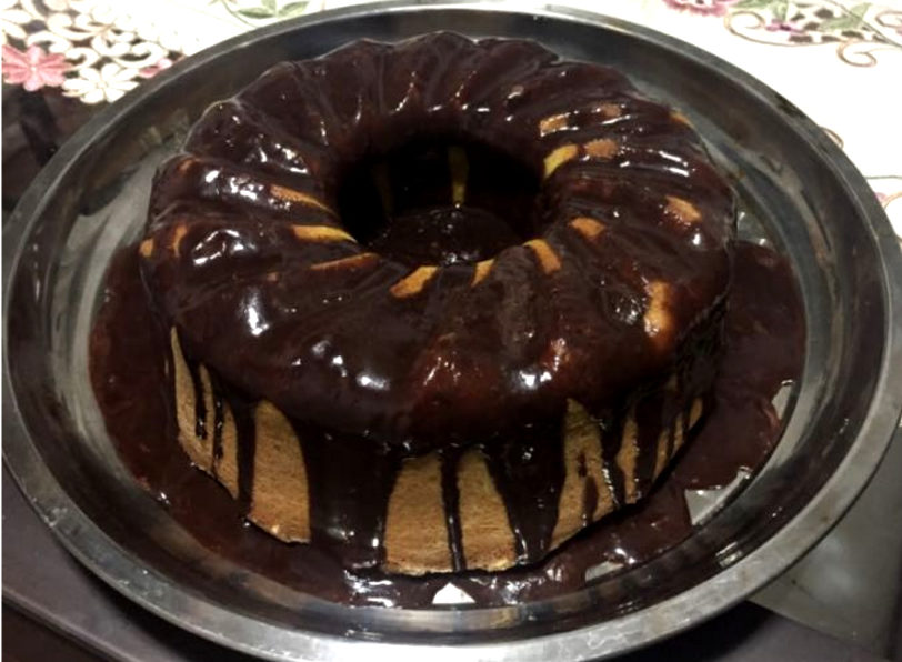 Bolo de cenoura com calda de chocolate